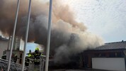 Ein Feuerwehrhaus brannte lichterloh.