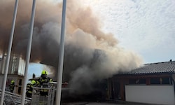 Ein Feuerwehrhaus brannte lichterloh.