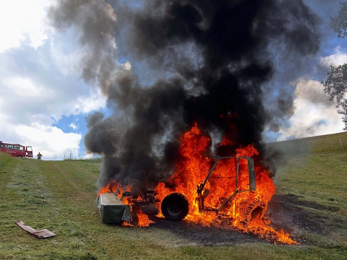 In Pierbach brannte dieser Mähtrac ab
