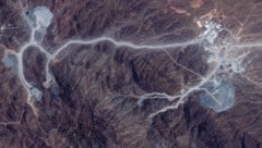 Satellitenbilder zeigen den Tunnelkomplex am „Pickaxe Mountain“ nahe den iranischen ...