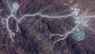 Satellitenbilder zeigen den Tunnelkomplex am „Pickaxe Mountain“ nahe den iranischen ...