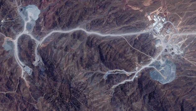 Satellitenbilder zeigen den Tunnelkomplex am „Pickaxe Mountain“ nahe den iranischen ...