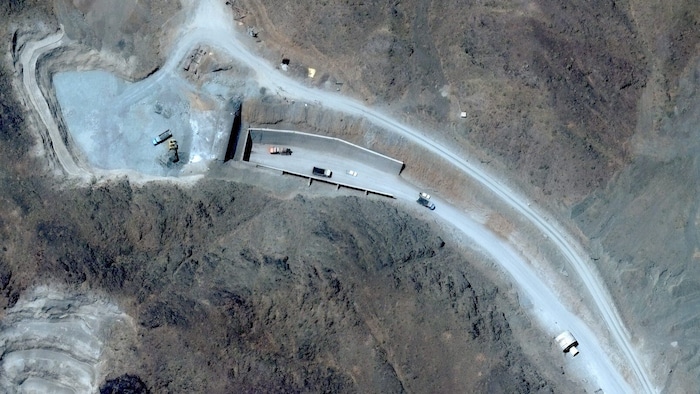 Eine Satellitenaufnahme von Fahrzeugen am westlichen Tunneleingang zum Komplex in dem Berg