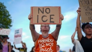 Menschen protestieren nach den tödlichen Schüssen gegen die umstrittende US-Behörde. 