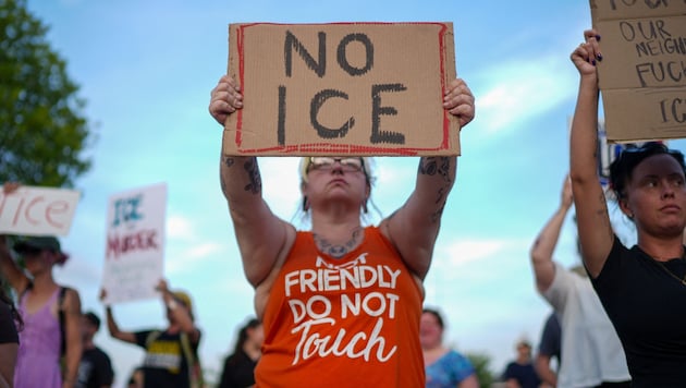 Menschen protestieren nach den tödlichen Schüssen gegen die umstrittende US-Behörde.