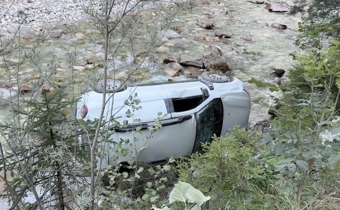 Das Auto landete im Wasser.
