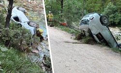 Das Auto landete im Bachbett und musste von der Feuerwehr geborgen werden.