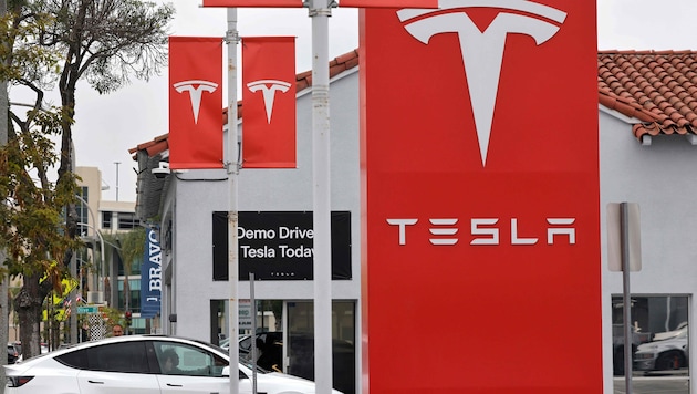 In Austria alone, an estimated 30,000 Tesla cars equipped with the “old” technology were sold.