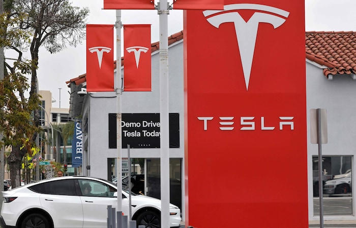 In Austria alone, an estimated 30,000 Tesla cars with the “old” technology were sold.