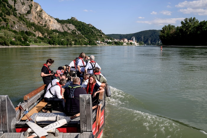 Der Schein trügt: Außerhalb der Schifffahrtslinie fehlt es an Wasser.