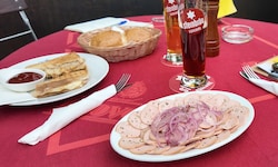 Klassiker: Wurstsalat mit Schübling, Schinken-Käse-Toast (laut Piefke &amp; Fatso das beste ...