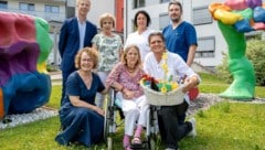 Angelika Auer (Mitte) mit Teschl-Hofmeister (li.) und dem Team des PBZ Gutenstein