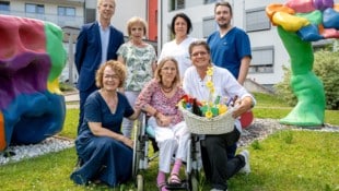 Angelika Auer (Mitte) mit Teschl-Hofmeister (li.) und dem Team des PBZ Gutenstein