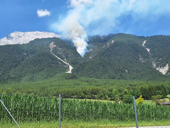 Der Brand oberhalb von Wildermieming in unwegsamem Gelände.