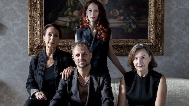 Daniela Ziegler (Jedermanns Mutter), Philipp Hochmair (Jedermann), Roxane Duran (Buhlschaft) und ...