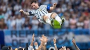 Mitspieler und Fans lassen Argentiniens 10er Lionel Messi hochleben.