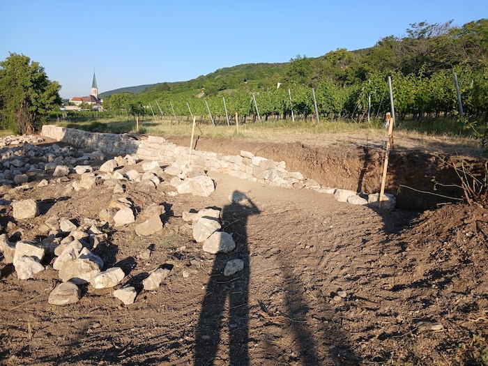 Knapp 40 Meter der Mauer sind bereits fertiggestellt. Am Ende soll sie nicht nur die ...