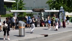 Eine echte Belastungsprobe: Die Sonne brennt direkt neben der U1-Station Kaisermühlen-VIC ...