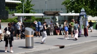 Eine echte Belastungsprobe: Die Sonne brennt direkt neben der U1-Station Kaisermühlen-VIC ...