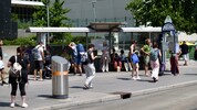 Eine echte Belastungsprobe: Die Sonne brennt direkt neben der U1-Station Kaisermühlen-VIC ...
