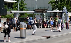 Eine echte Belastungsprobe: Die Sonne brennt direkt neben der U1-Station Kaisermühlen-VIC ...