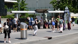 Eine echte Belastungsprobe: Die Sonne brennt direkt neben der U1-Station Kaisermühlen-VIC ...