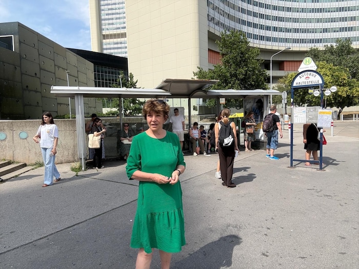 „Hier warten Menschen auf drei verschiedene Buslinien, auch auf die zum Strandband Gänsehäufel. ...