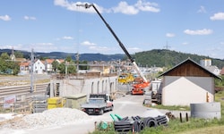 Entlang der steirischen Westbahn laufen die Arbeiten für die weitere Elektrifizierung auf ...
