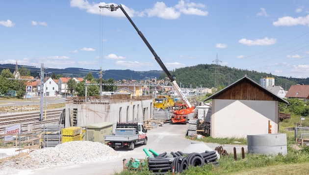 Entlang der steirischen Westbahn laufen die Arbeiten für die weitere Elektrifizierung auf ...