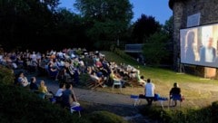 Kino im Liegestuhl gibt es beim Turm 9 in Leonding (bei Schlechtwetter im Turm)