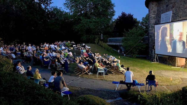 Kino im Liegestuhl gibt es beim Turm 9 in Leonding (bei Schlechtwetter im Turm)