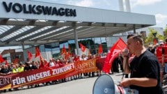 VW setzt den Sparstift an – das führte in Deutschland bereits zu Protesten. Ob Werke schließen, ...