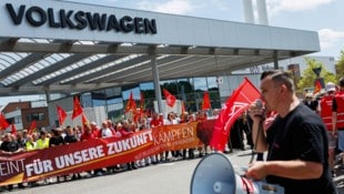 VW setzt den Sparstift an – das führte in Deutschland bereits zu Protesten. Ob Werke schließen, ...