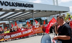 VW setzt den Sparstift an – das führte in Deutschland bereits zu Protesten. Ob Werke schließen, ...