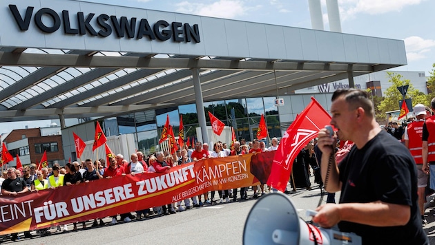 VW setzt den Sparstift an – das führte in Deutschland bereits zu Protesten. Ob Werke schließen, ...