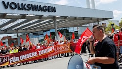 VW setzt den Sparstift an – das führte in Deutschland bereits zu Protesten. Ob Werke schließen, ...