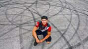 Sebastian Mayr-Ziegler zeigt die Spuren am Boden seines Parkplatzes. 