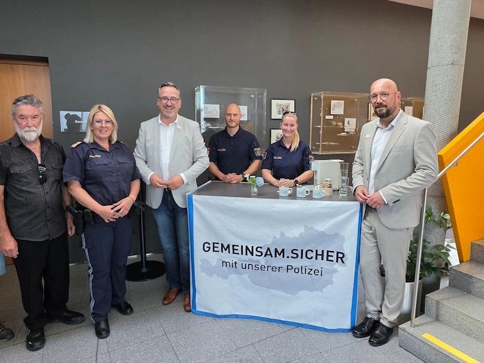 Beamte der Polizeiinspektion Gallneukirchen berieten beim Informations- nachmittag in ...
