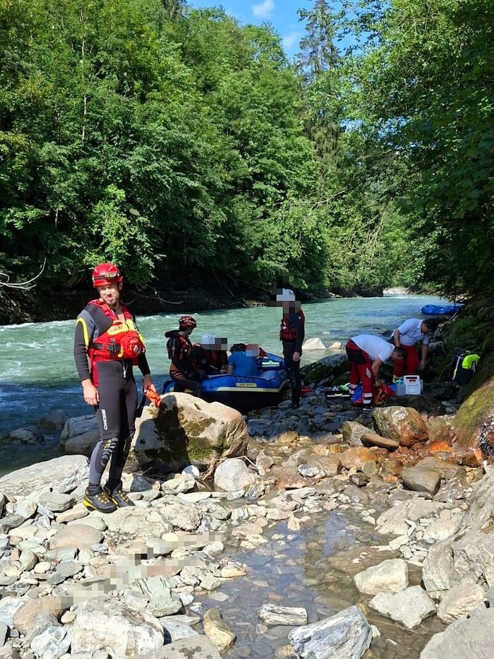 Wasserretter und Sanitäter beim Einsatz an der Salzach.