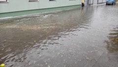 Sintflutartige Regenfälle setzten im Raum Wiener Neustadt Straßen unter Wasser.