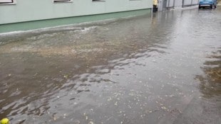 Sintflutartige Regenfälle setzten im Raum Wiener Neustadt Straßen unter Wasser.