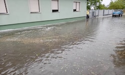 Sintflutartige Regenfälle setzten im Raum Wiener Neustadt Straßen unter Wasser.