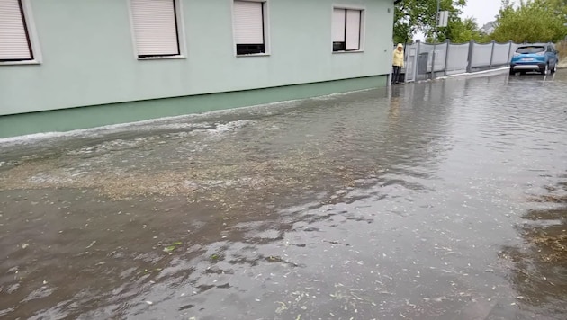 Sintflutartige Regenfälle setzten im Raum Wiener Neustadt Straßen unter Wasser.