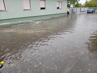 Sintflutartige Regenfälle setzten im Raum Wiener Neustadt Straßen unter Wasser.