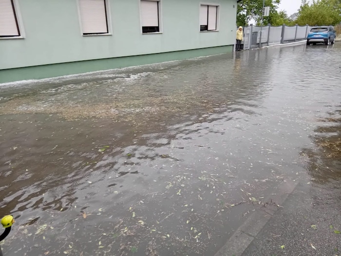 Der Regen setzte in NÖ zahlreiche Straßen unter Wasser.