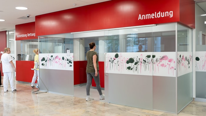Anmeldebereich mit einem Schalter für die Rettung und einem für Patienten, die selbst kommen.
