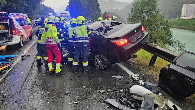 Zu einem schweren Verkehrsunfall wurden die Einsatzkräfte Dienstagabend gerufen. Beide ...