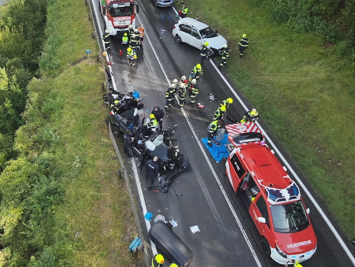 Mit sieben Fahrzeugen waren die drei Wehren ausgerückt. Rettung, Notärzte, Polizei standen ...