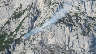 Dichter Rauch an der Wand des Rauchecks auf 1700 Metern Höhe.