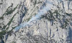 Dichter Rauch an der Wand des Rauchecks auf 1700 Metern Höhe.